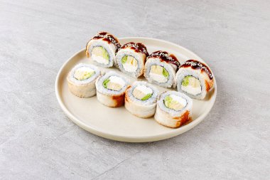 Restoran Menüsü veya Yemek Teslimatı İçin Gri Arkaplanda Japon Suşi Rolls Philadelphia Uramaki Tabağı,