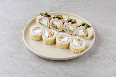 Restoran Menüsü veya Yemek Teslimatı İçin Gri Arkaplanda Japon Suşi Rolls Philadelphia Uramaki Tabağı,