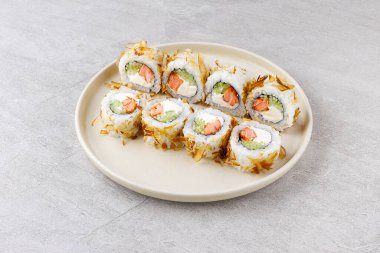 Restoran Menüsü veya Yemek Teslimatı İçin Gri Arkaplanda Japon Suşi Rolls Philadelphia Uramaki Tabağı,