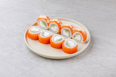 Restoran Menüsü veya Yemek Teslimatı İçin Gri Arkaplanda Japon Suşi Rolls Philadelphia Uramaki Tabağı,