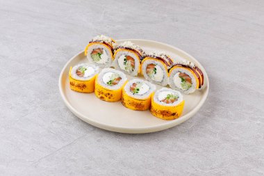 Restoran Menüsü veya Yemek Teslimatı İçin Gri Arkaplanda Japon Suşi Rolls Philadelphia Uramaki Tabağı,