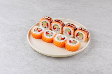 Restoran Menüsü veya Yemek Teslimatı İçin Gri Arkaplanda Japon Suşi Rolls Philadelphia Uramaki Tabağı,