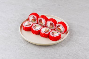 Restoran Menüsü veya Yemek Teslimatı İçin Gri Arkaplanda Japon Suşi Rolls Philadelphia Uramaki Tabağı,