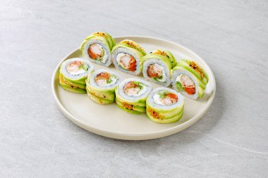Restoran Menüsü veya Yemek Teslimatı İçin Gri Arkaplanda Japon Suşi Rolls Philadelphia Uramaki Tabağı,