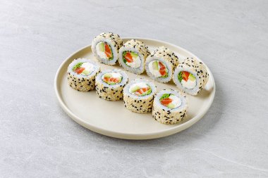 Restoran Menüsü veya Yemek Teslimatı İçin Gri Arkaplanda Japon Suşi Rolls Philadelphia Uramaki Tabağı,
