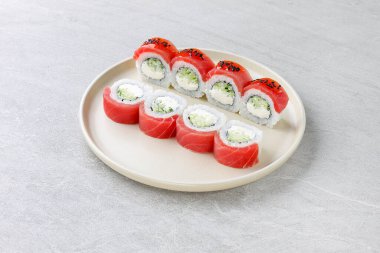 Restoran Menüsü veya Yemek Teslimatı İçin Gri Arkaplanda Japon Suşi Rolls Philadelphia Uramaki Tabağı,