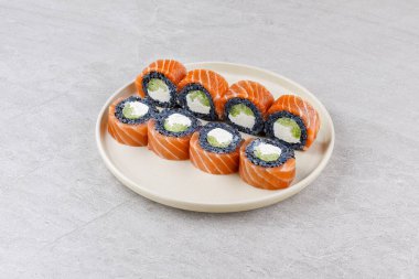 Restoran Menüsü veya Yemek Teslimatı İçin Gri Arkaplanda Japon Suşi Rolls Philadelphia Uramaki Tabağı,