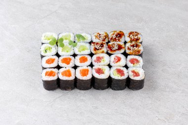 Japon suşi dürümleri, suşi seti restoran menüsü ve yemek teslimatı için gri bir arka plan.,