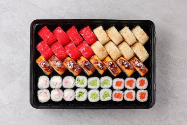 Japon suşi dürümleri, suşi seti restoran menüsü ve yemek teslimatı için gri bir arka plan.,