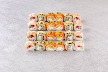 Japon suşi dürümleri, suşi seti restoran menüsü ve yemek teslimatı için gri bir arka plan.,