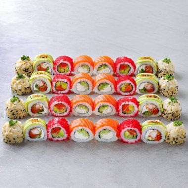 Japon suşi dürümleri, suşi seti restoran menüsü ve yemek teslimatı için gri bir arka plan.,