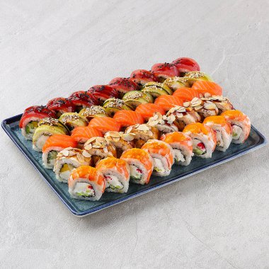 Japon suşi dürümleri, suşi seti restoran menüsü ve yemek teslimatı için gri bir arka plan.,