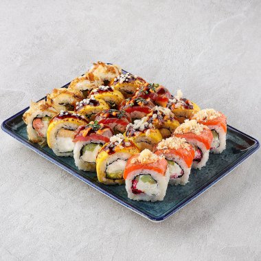 Japon suşi dürümleri, suşi seti restoran menüsü ve yemek teslimatı için gri bir arka plan.,