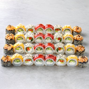 Japon suşi dürümleri, suşi seti restoran menüsü ve yemek teslimatı için gri bir arka plan.,