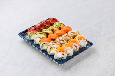 Japon suşi dürümleri, suşi seti restoran menüsü ve yemek teslimatı için gri bir arka plan.,