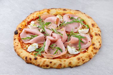 Ricotta, roka ve şam fıstıklı gurme mortadella pizzası. Menüler ve reklamlar için ideal..