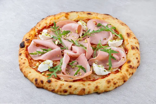 Ricotta, roka ve şam fıstıklı gurme mortadella pizzası. Menüler ve reklamlar için ideal..