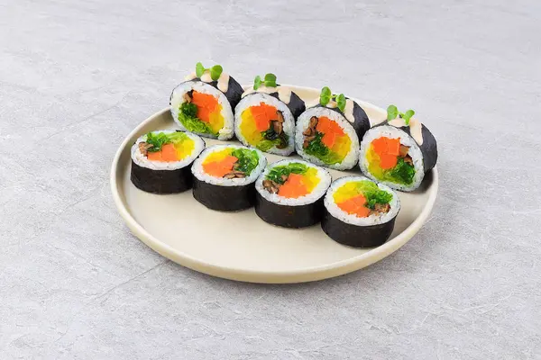 Turşulu sarı turp, havuç, yosun salatası ve üzerine baharatlı mayonez serpiştirilmiş mantar serpiştirilmiş baharatlı mayonez ve mikro yeşillikle doldurulmuş canlı bir suşi rulosu..