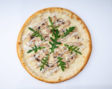 Taze tavuk, taze roka ve çıtır çıtır çıtır kızarmış hamur ile kaplı her dilim pizzanın tadını çıkar.