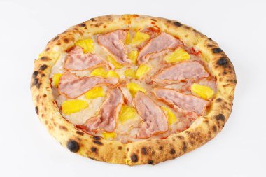 Napoli usulü, sulu ananas parçaları ve jambon dilimleriyle kaplı beyaz arka planda izole edilmiş pizza..