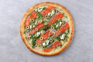 Füme somon aromalı beyaz pizza. Zeytinli pesto. Kırmızı soğan ve kapari..