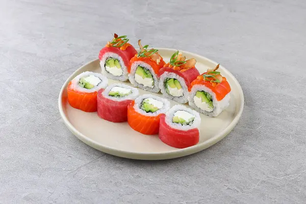 İçi kremalı avokado ve krem peynirle dolu, içi taze ton balığı ve somon dilimleriyle dolu, canlı bir füzyon deneyimi için turşulu zencefil ve soğan bukleleriyle bitirilmiş, içi dışı suşi ruloları.