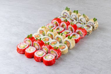 Yumuşak karides, kremalı avokado ve parlak tobiko ve susam tohumlarıyla kaplı gevrek salatalık ile dolu renkli bir California rulo seti. Toplantılarda paylaşmak için mükemmel ya da lezzetli bir parti aperatifi olarak keyif almak için..