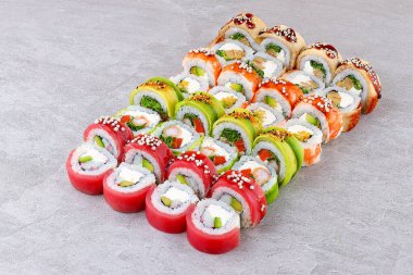 Üzerinde karides avokado mangosu ve krem peynir bulunan canlı bir suşi rulosu seçimi, pirinç ve nori ile sarılı, susam tohumları ve çıtır incilerle süslenmiş. Partilerde ya da suşi gecelerinde paylaşmak için mükemmel..