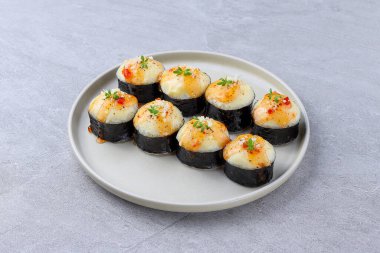 Üstü fırında peynirli, otlu ve acı biberli Gunkan usulü suşi..