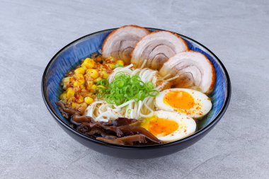 Klasik tonkotsu eriştesi, Çin usulü domuz eti dilimleri, kaynamış yumurta, tatlı mısır, ahşap kulak mantarı, yeşil soğan ve domuz suyunda beyaz erişte..