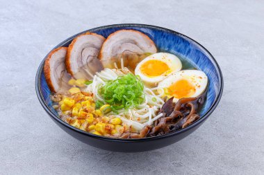 Klasik tonkotsu eriştesi, Çin usulü domuz eti dilimleri, kaynamış yumurta, tatlı mısır, ahşap kulak mantarı, yeşil soğan ve domuz suyunda beyaz erişte..