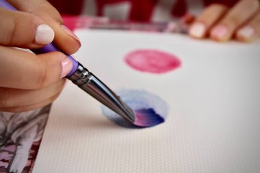 Artista pintando on acuarela