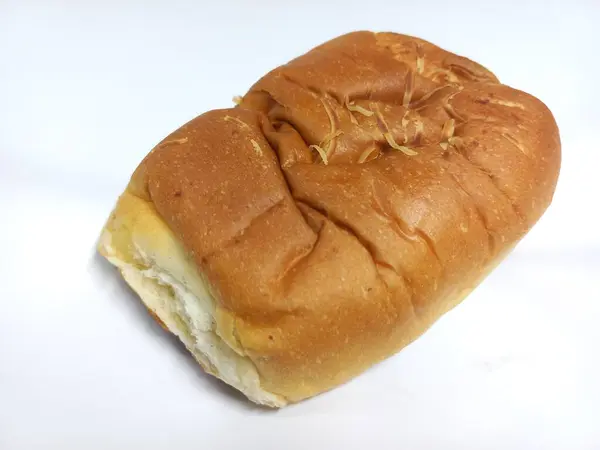 Beyaz arka planda izole edilmiş, yemeye hazır tatlı ekmek. Ürün, reklam ve mutfak blogu için gıda fotoğrafçılığı konsepti. Kapatın. Uzayı kopyala Seçici odak.