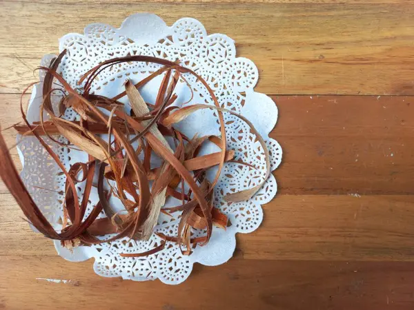 Kurutulmuş Biancaea sappan. Baklagiller familyasından çiçek açan bir ağaçtır. Sağlığa faydaları arasında kirli kanı temizlemek ve zehrin panzehiri olmak var. Kapatın. Metin için boşluk.