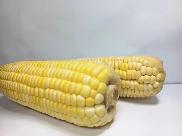 mısır koçanı beyaz arkaplanda izole edildi