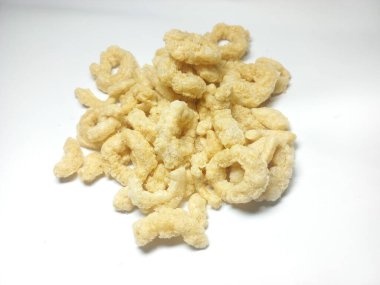 Central Java, Endonezya 'dan geleneksel atıştırmalıklar. Tadı çıtır çıtır ve lezzetli. Gıda fotoğrafçılığı beyaz arkaplanda izole edilmiş, kapat, kopyala alanı, seçici odak.