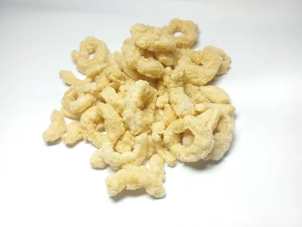 Central Java, Endonezya 'dan geleneksel atıştırmalıklar. Tadı çıtır çıtır ve lezzetli. Gıda fotoğrafçılığı beyaz arkaplanda izole edilmiş, kapat, kopyala alanı, seçici odak.