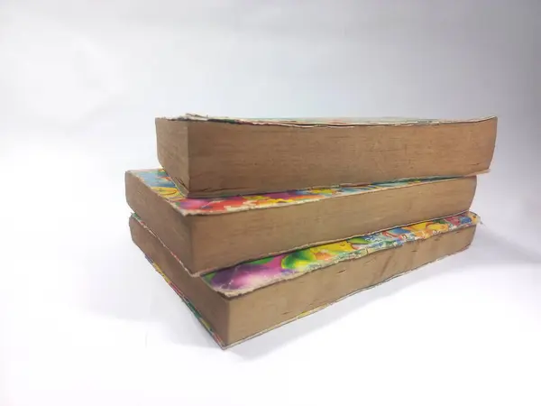 Beyaz arka planda izole edilmiş bir yığın eski kitap. Kitaplar için eğitim kavramı dünyanın penceresidir..