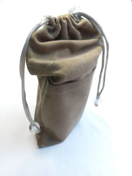 Portatif kadife ip torbası beyaz arka planda izole edilmiş. Çoklu fonksiyonlu küçük boy bir depo. Kapatın. Seçici odaklanma. Boşluğu kopyala.