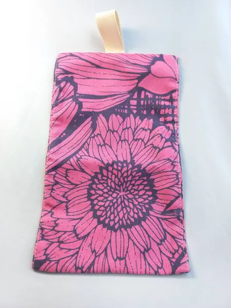 Beyaz arka planda pembe çiçek desenli çevre dostu kozmetik çanta. Sanat eseri tasarım konsepti. Kapat..