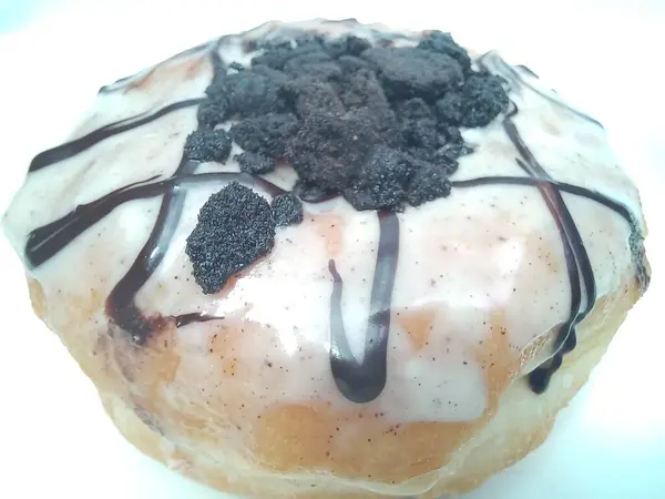 Donut 'ın makro fotoğrafları beyaz arka planda izole edilmiş. Lezzetli tatlı aperatif. Kapatın. Uzayı kopyala Seçici odak.