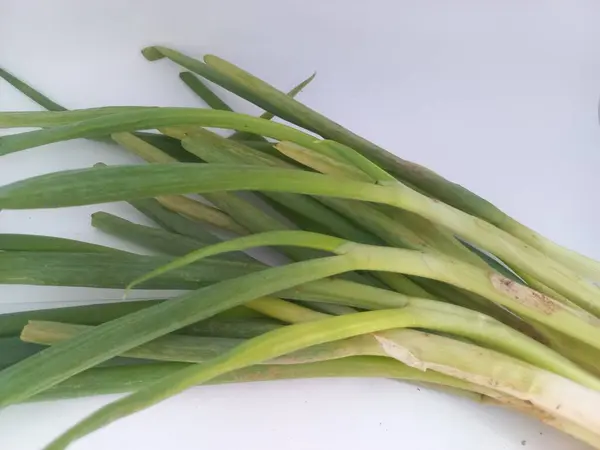 Beyaz arka planda taze yeşil pırasa izole edilmiş. Kapatın. Seçici odaklanma. Uzayı kopyala Yemek malzemelerinin konsept fotoğrafı.
