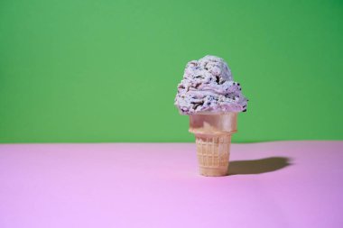 Renkli Arkaplanda Kurabiyeler ve Kremalı Dondurma Konisi