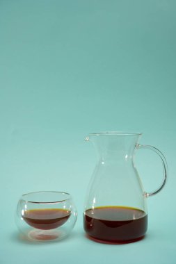 Bardak sürahi ve cam bardağa kahve dök.
