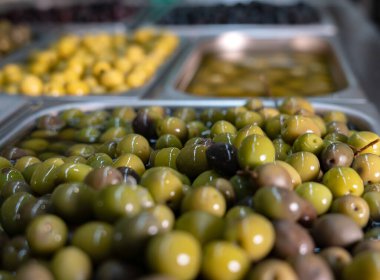 Marketteki markette yeşil zeytinler