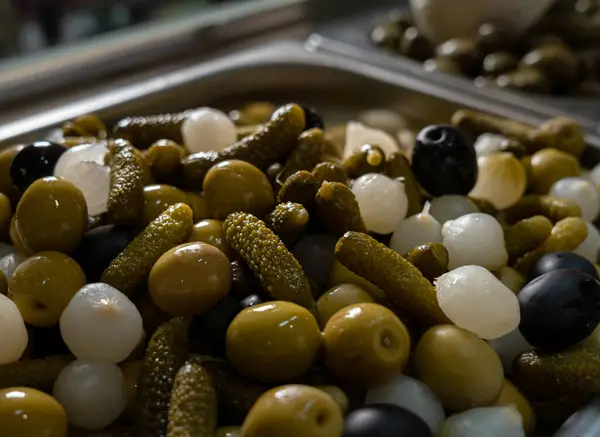 Marketin metal kasesindeki turşular.