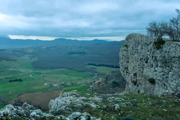 Dağları ve mavi gökyüzü olan güzel bir manzara.