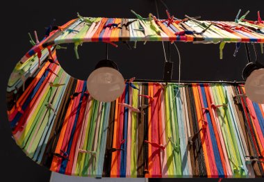 Renkli bağcıklı el yapımı lamba.