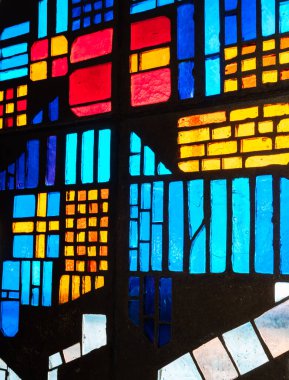 Modern tarzda lekeli camlar.