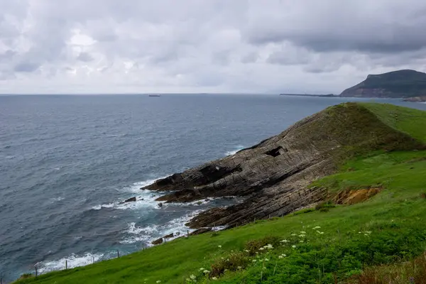 Atlantik Okyanusu 'nda deniz kıyıları ve sineksi kaya oluşumları. İspanya 'nın kuzeyi, Cantabric denizi, Cantabria